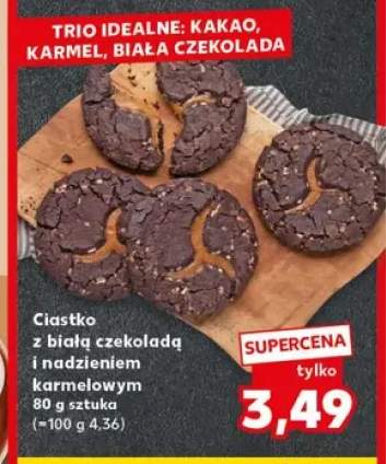 Ciastko z białą czekoladą i nadzieniem karmelowym