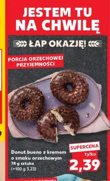 Donut bueno z kremem o smaku orzechowym